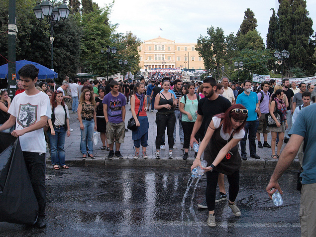 greek_indignants_cleaning_streets_day_22.jpg