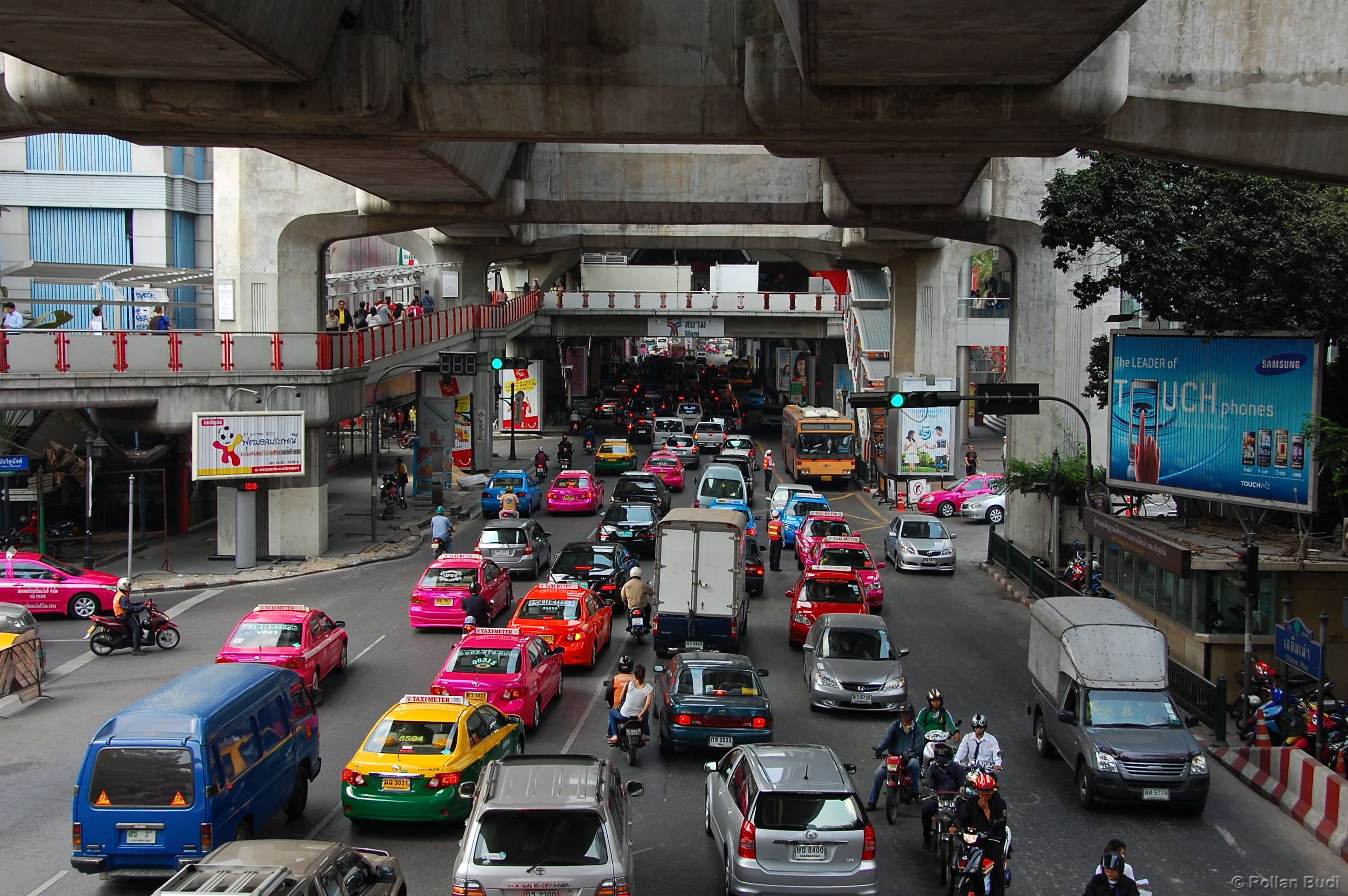Авто бангкок. Бангкок машины. Джакарта улицы. Такси Бангкок. Бангкок фото улиц.